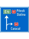 Presemnalizarea directiilor la o intersectie de drumuri din afara localitatii 